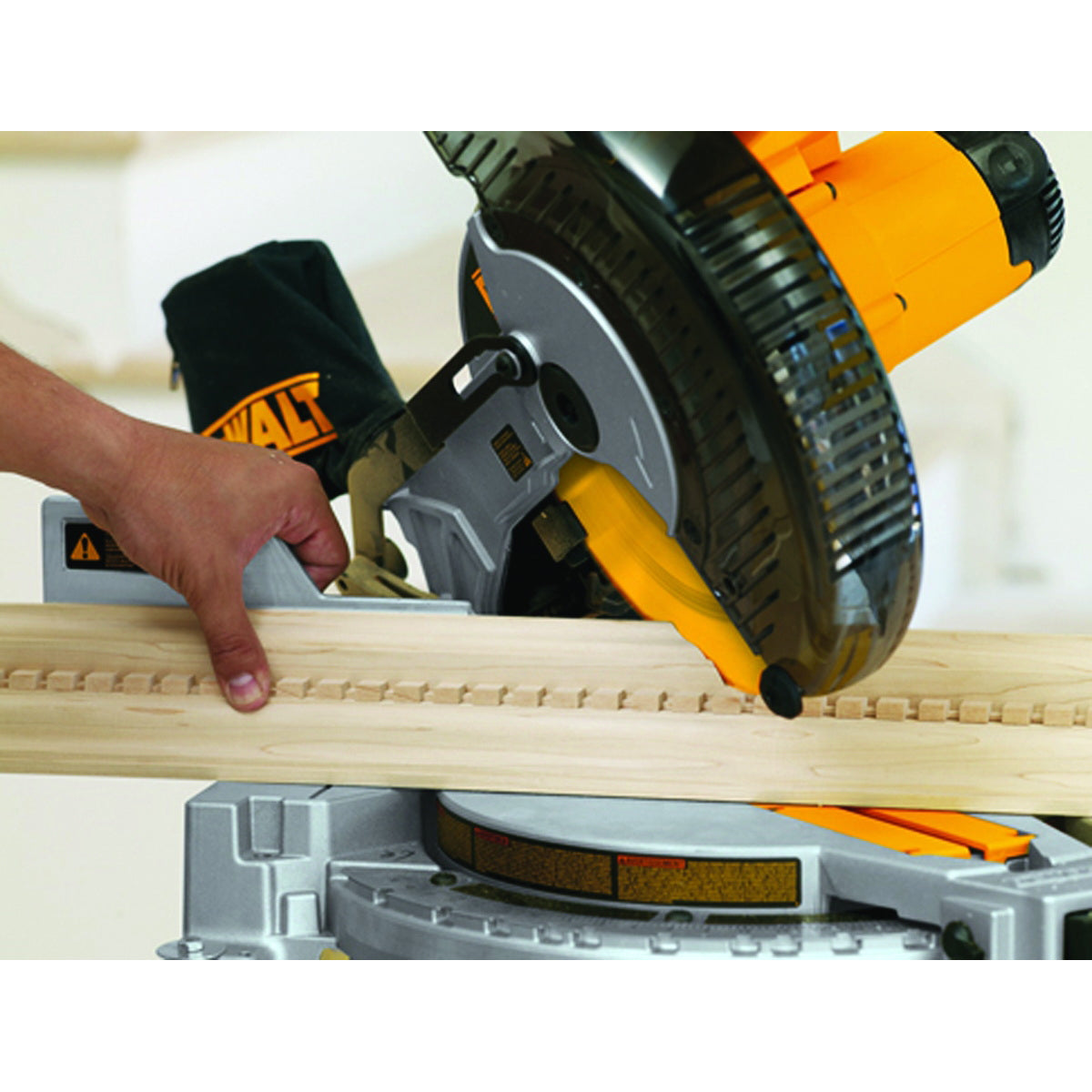 DeWALT DW713 Corded 10" Compound Miter Saw