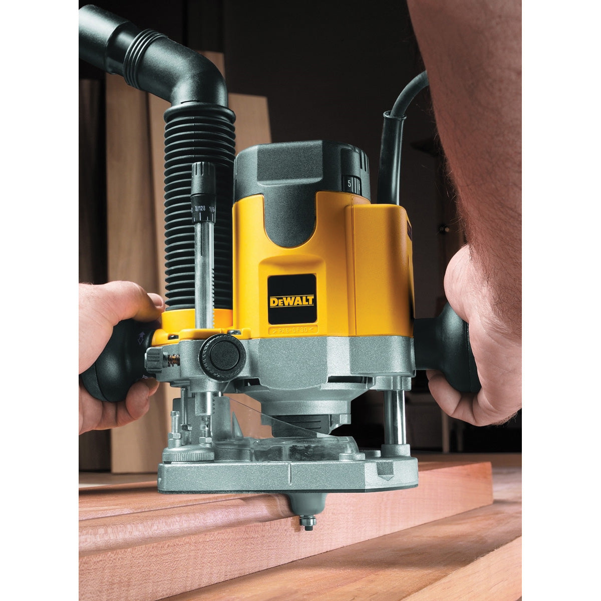 DeWALT DW621 Corded 2HP EVS Plunge Router