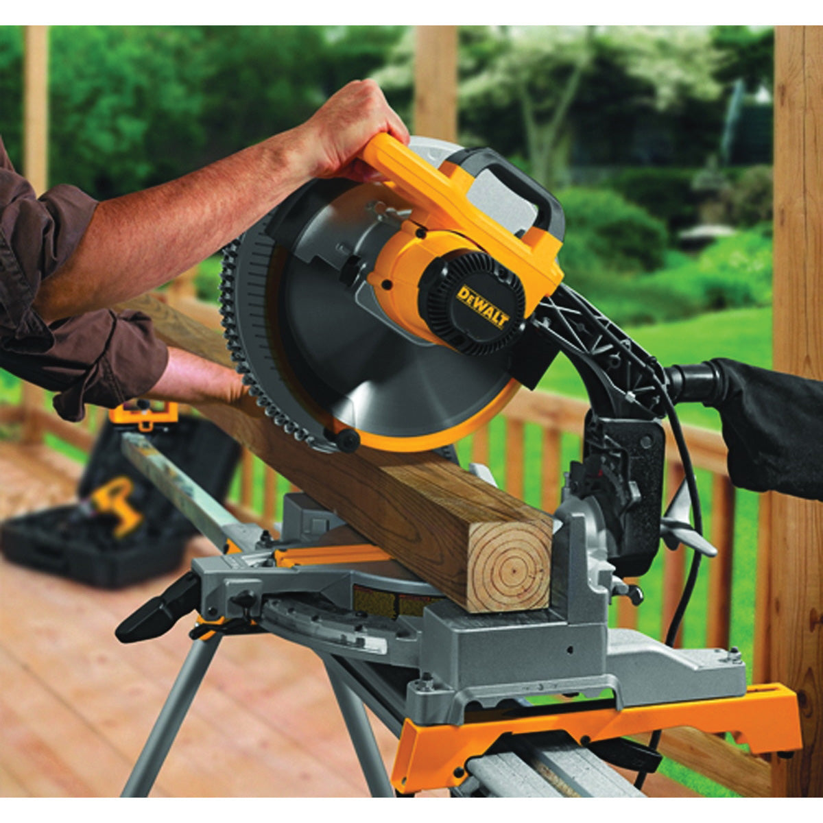 DeWALT DWS715 Corded 12&quot; Electric Single-Bevel Compound Miter Saw
