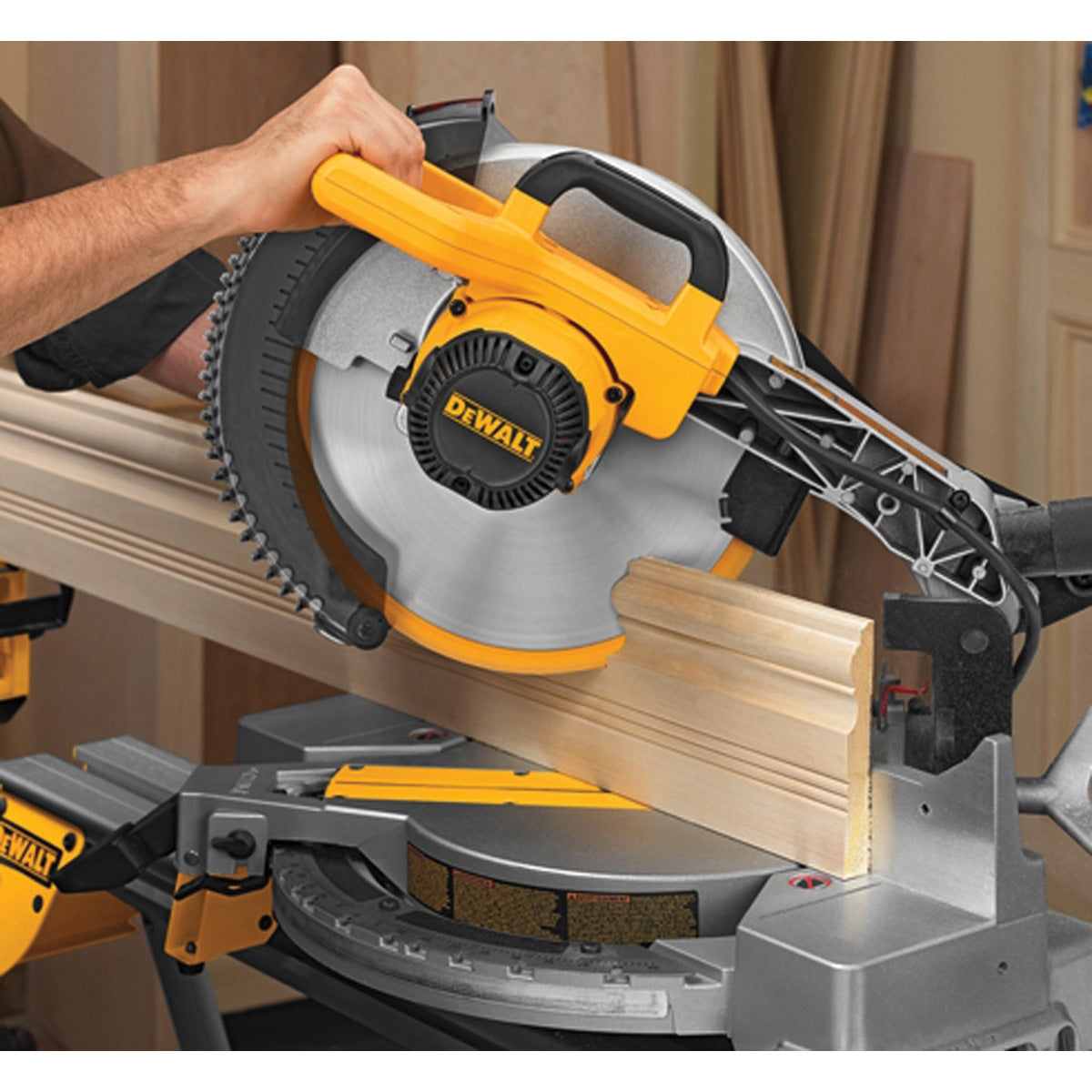 DeWALT DWS715 Corded 12&quot; Electric Single-Bevel Compound Miter Saw